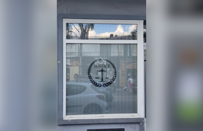 Photo d'un lettrage adhésif