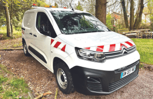 Véhicule blanc avec bandes réfléchissantes rouge