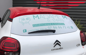 Pare-brise arrière avec film microperforé personnalisé