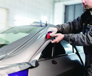 Pose d'adhésif sur véhicule