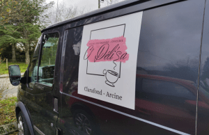 Van gris avec plaques magnétiques sur mesure