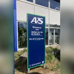 Photo d'un totem publicitaire