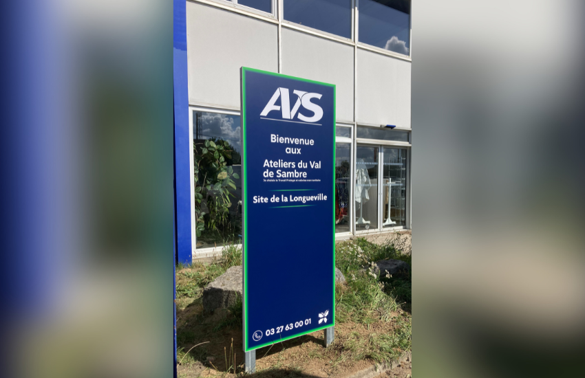 Photo d'un totem publicitaire